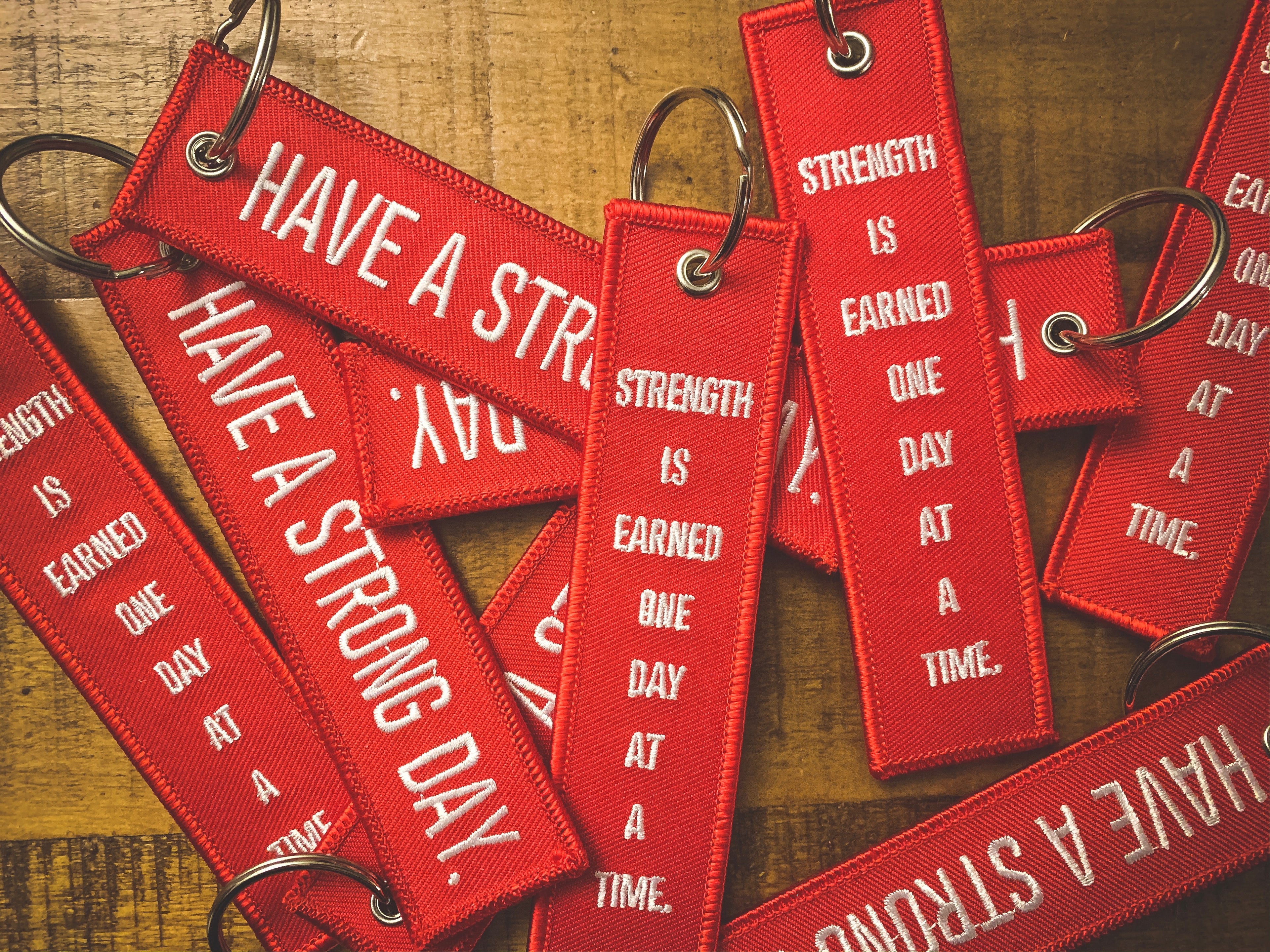 HAVE A STRONG DAY. | MENTAL HEALTH | (RED)FLIGHT KEYCHAIN - LOVE, ANXIETY, DEPRESSION - HAVE A STRONG DAY. 